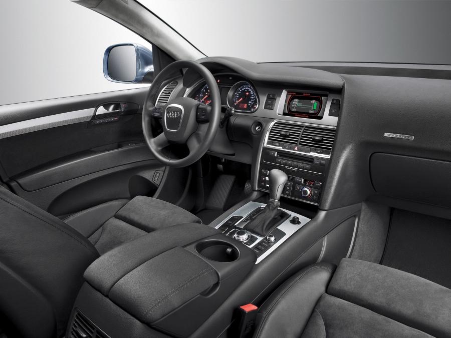 Торпедо Audi Q7 Hybrid 4.2 Quattro Concept (4L) 2005 года  (фото 3 из 21)